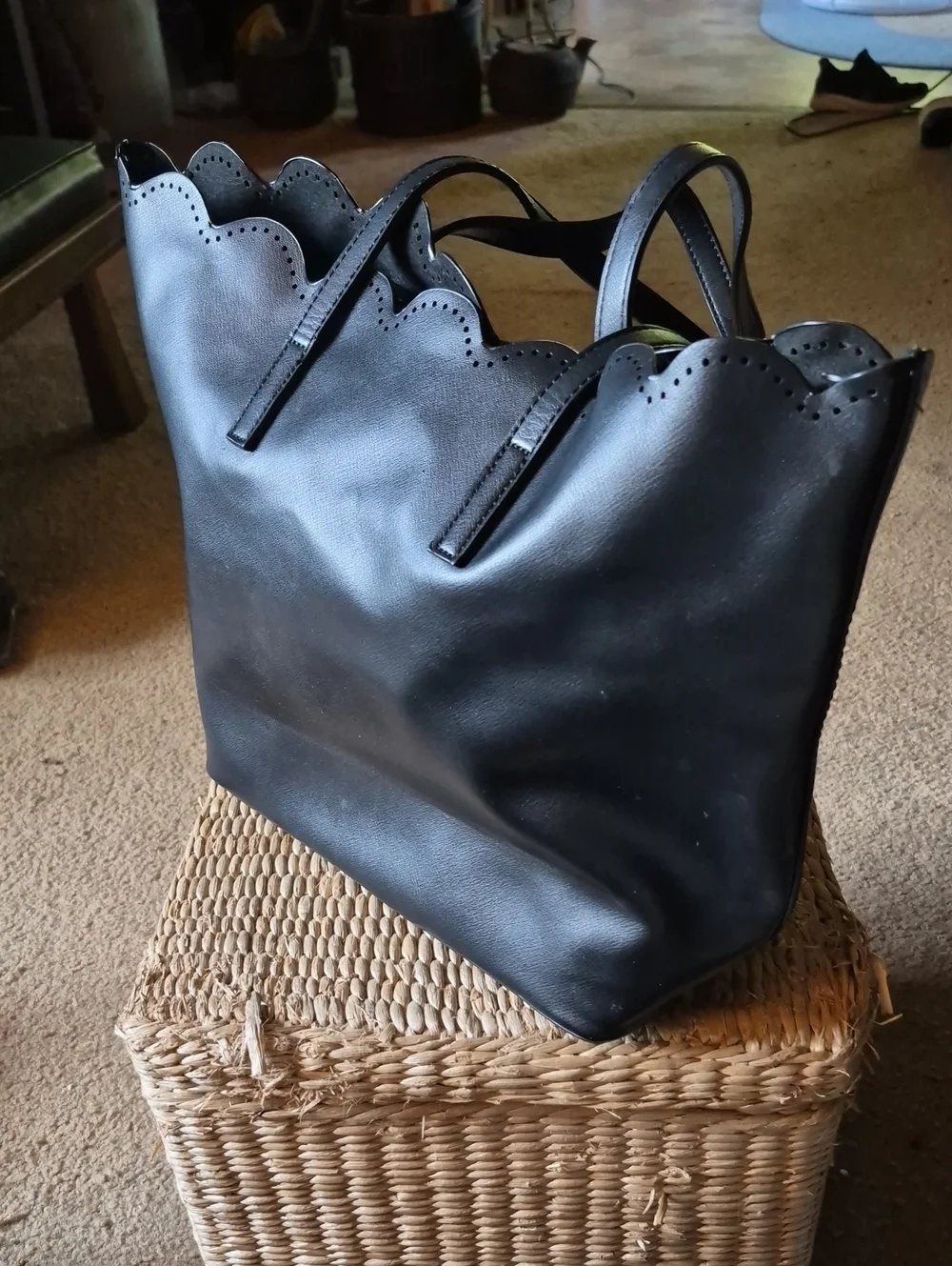Black Scalloped-Top Tote Bag - Classic Women's Everyday Bag